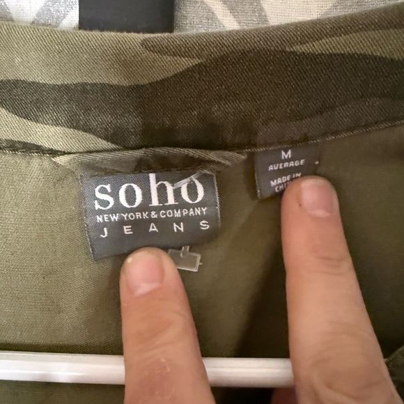 Soho New York & Company Green Camouflage Button-Down Shirt - Picture 4 of 5